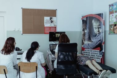 Organizaţia Salvaţi Copiii: Fenomenul mamelor minore, unul cronicizat în România. Sunt copile cu acces îngreunat la educaţie şi la servicii medicale şi care devin mame fără a fi pregătite  / Unu din zece nou-născuţi provine din mamă adolescentă

