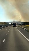 Fum gros pe autostrada A1 Timişoara- Lugoj, după izbucnirea unui incendiu de vegetaţie/ Vizibilitatea este sub 20 de metri între Remetea Mare şi Recaş