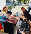 Primarul din Câmpulung, Elena Lasconi, se întâlneşte cu cetăţenii pe un bulevard unde lucrările de reparaţii au fost sistate, după ce prefectul judeţului Argeş a atacat în instanţă autorizaţia de construire - FOTO
