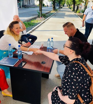 Primarul din Câmpulung, Elena Lasconi, se întâlneşte cu cetăţenii pe un bulevard unde lucrările de reparaţii au fost sistate, după ce prefectul judeţului Argeş a atacat în instanţă autorizaţia de construire - FOTO
