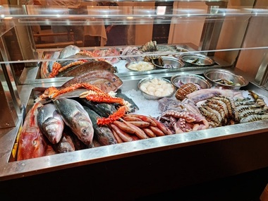Un restaurant din Bucureşti a fost amendat de ANPC cu 10.000 de lei şi închis temporar pentru mai multe nereguli. Au fost găsite alimente expirate, zone ruginite şi produse din peşte expuse la o temperatură mai ridicată decât cea indicată 
