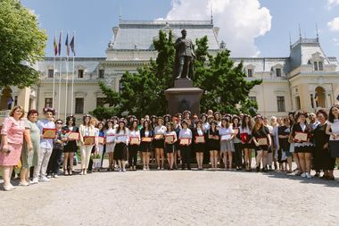 Iaşi: 32 de elevi cu medii maxime la Bacalaureat şi la Evaluarea Naţională au fost premiaţi la Primăria Iaşi. Li s-au acordat premii în bani, sumele fiind de 2.000 de lei, respectiv 1.000 de lei

