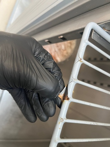 Douăzeci şi cinci de camere şi trei bucătării de la cinci hoteluri din regiunea Bucureşti – Ilfov, închise temporar de ANPC. Au fost găsite produse expirate şi mizerie, atât în bucătării, cât şi în camere - FOTO
