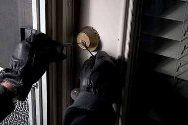 Poliţia Locală Sector 6, sfaturi despre cum să îţi fereşti casa de hoţi când pleci în vacanţă 
