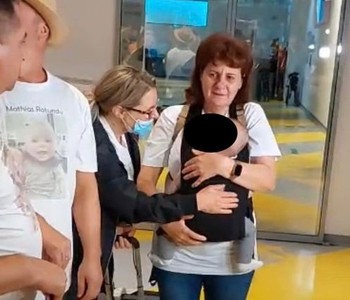 Copilul român internat în Danemarca cu suspiciune de ”sindromul bebeluşului scuturat” a fost repatriat / El a fost dus la bunicii materni şi va fi supravegheat de autorităţile din Vaslui  