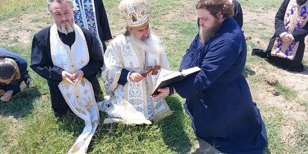 Arhiepiscopul Tomisului s-a rugat pentru ploaie pe un câmp din comuna Valu lui Traian - FOTO
