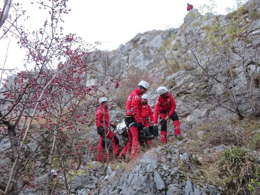 UPDATE - Sibiu: Acţiuni ale salvamontiştilor pentru salvarea a două femei, rănite în Munţii Făgăraş / A fost solicitat elicopterul SMURD / Prima femeie a fost recuperată - VIDEO