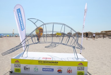 Recipiente sub formă de delfini pentru colectarea selectivă a deşeurilor, în Mamaia / Acestea au fost amplasate în mai multe zone din staţiune şi sunt destinate colectării de ambalaje, PET-uri şi doze de aluminiu 
