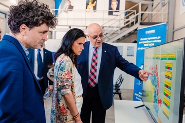 Centrul UNHCR din cadrul Romexpo, vizitat de autorităţile române cu o delegaţie din Franţa / Nicuşor Dan: Sprijinul acordat refugiaţilor ucraineni este un efort comun al ţărilor europene / 72.000 de ucraineni, în centru, de la deschidere 