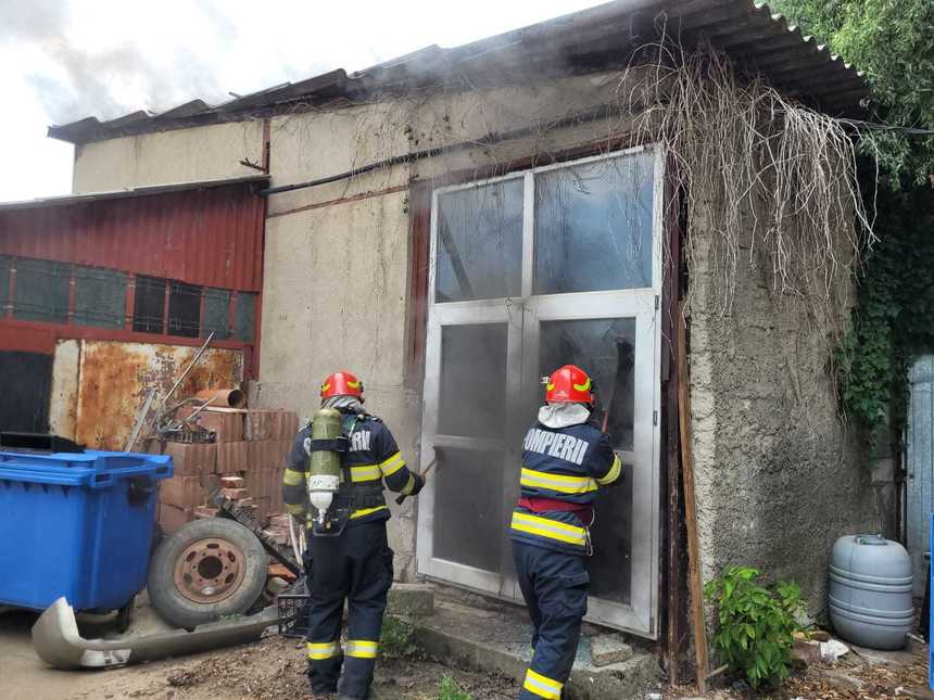 UPDATE Incendiu la un motel din Giurgiu, din cauza unui scurtcicuit electric / Nimeni nu a fost rănit şi nu a fost nevoie de evacuarea celor aflaţi în clădire - VIDEO