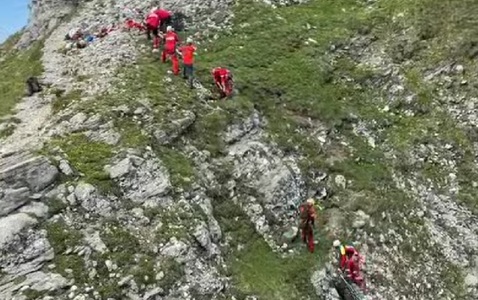 Prahova: Acţiune de recuperare a trupului turistului străin lovit de trăsnet în timp ce se afla pe munte - VIDEO 