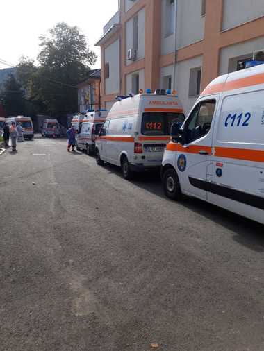 Un bărbat de 47 de ani care voia să îşi facă un selfie în zona barajului de la Siriu a căzut în gol zeci de metri / El a fost salvat de pompieri şi va fi transportat la Spitalul Judeţean Buzău