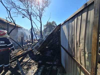 UPDATE Vâlcea: O persoană cu arsuri grave şi două case distruse, după ce un incendiu s-a extins de la un lan de grâu / Incendiul a afectat 40 hectare de vegetaţie uscată, 5 hectare de teren cultivate cu grâu - FOTO
