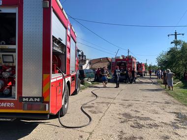 Gorj: Pompierii intervin pentru stingerea unui incendiu izbucnit la trei case. Două persoane au suferit atacuri de panică - FOTO, VIDEO