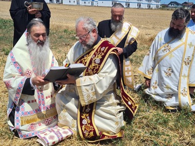 Arhiepiscopul Tomisului s-a rugat din nou pentru ploaie / Au fost aduse în procesiune raclele cu moaştele Sfântului Pantelimon, ale Sfinţilor Epictet şi Astion şi racla cu veşmântul Sfintei Cuvioase Parascheva de la Iaşi