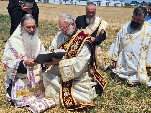 Arhiepiscopul Tomisului s-a rugat din nou pentru ploaie / Au fost aduse în procesiune raclele cu moaştele Sfântului Pantelimon, ale Sfinţilor Epictet şi Astion şi racla cu veşmântul Sfintei Cuvioase Parascheva de la Iaşi