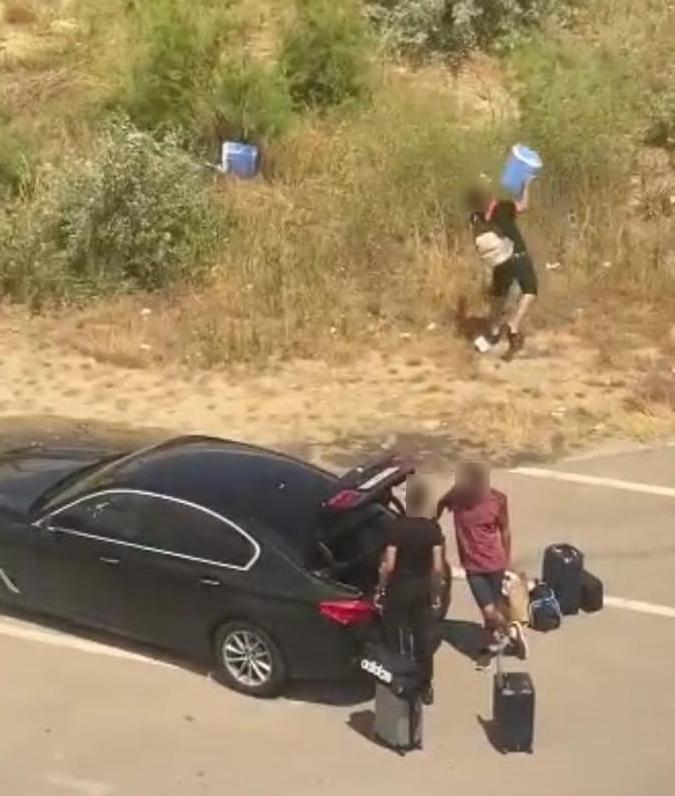 Un şofer din Iaşi a fost amendat de către poliţiştii locali constănţeni cu 20.000 de lei pentru că a aruncat deşeuri în Mamaia - FOTO / VIDEO