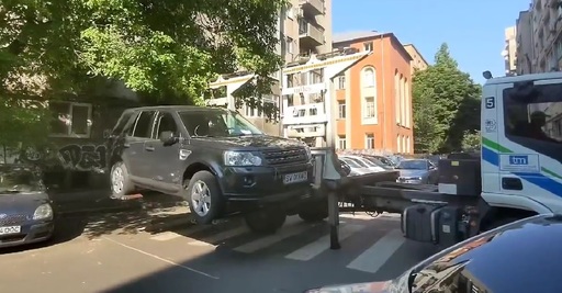 Clotilde Armand: Nesimţirea se plăteşte! Nu mai parcaţi maşinile pe trecerile de pietoni! Continuăm să ridicăm autoturismele staţionate neregulamentar pe treceri de pietoni, pe spaţii verzi, care blochează accesul în parcările de reşedinţă