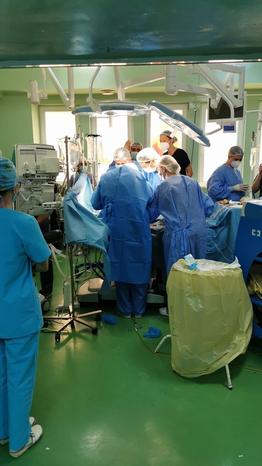 Prima pacientă supusă unui transplant pulmonar în pandemie a murit. O prietenă a femeii pune sub semnul întrebării reuşita operaţiei. Spitalul transmite că pacienta s-a externat la cerere şi a încetat să mai ia tratament
