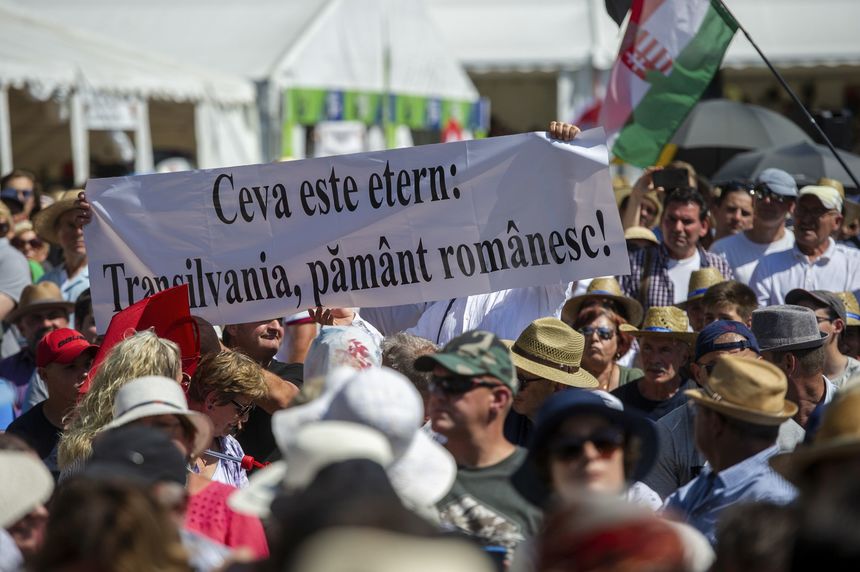 UPDATE - Incident la discursul premierului ungar la Universitatea de Vară de la Tuşnad - Un bărbat a afişat un banner cu mesajul ”Transilvania, pământ românesc!” / Bărbatul, preşedintele ”Calea Neamului”, spune că i-a transmis un mesaj lui Orban - FOTO