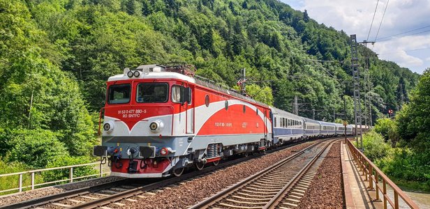 Defecţiune tehnică la locomotiva trenului IR 1596 Craiova – Bucureşti Nord, din cauza caniculei /  Trenul a ajuns cu o întârziere de aproximativ 130 de minute