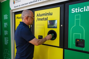Cluj: Nou proiect de colectare selectivă - în schimbul a 15 ambalaje, clujenii vor primi un bilet dus-întors pentru transportul în comun / Ministrul Mediului: Clujul este, din nou, cu doi paşi înainte / Boc: La 1 august, un nou punct de colectare 