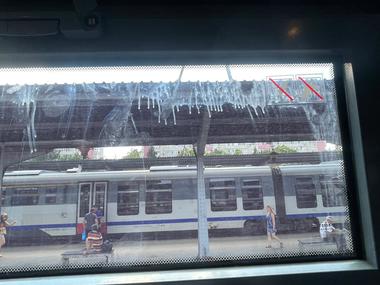 Trenurile de călători şi comercianţii din Gara de Nord, verificaţi de ANPC/ Au fost găsite ferestre murdare, toalete neigienizate, respectiv produse depozitate necorespunzător sau fără preţuri afişate - FOTO, VIDEO