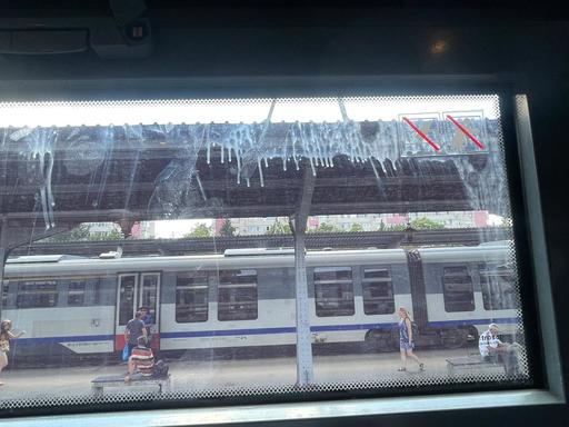 Trenurile de călători şi comercianţii din Gara de Nord, verificaţi de ANPC/ Au fost găsite ferestre murdare, toalete neigienizate, respectiv produse depozitate necorespunzător sau fără preţuri afişate - FOTO, VIDEO