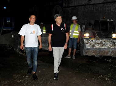 Prefectul Toni Greblă şi primarul Sectorului 4, Daniel Băluţă, au verificat stadiul lucrărilor de consolidare a Pasajului Unirii: Cele mai dificile intervenţii s-au finalizat iar infiltraţiile de la nivelul carosabilului au fost izolate 