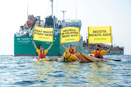 Protest Greenpeace în faţa unui petrolier rusesc din Marea Neagră: ”Seceta începe aici!”  Activiştii cer Guvernului  implementarea de urgenţă a măsurilor de creştere a eficienţei energetice 