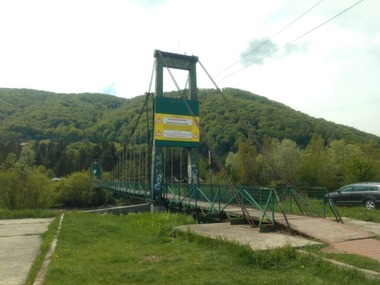 Puntea pietonală de la Ştrandul Municipal din Piatra Neamţ va fi închisă / Primarul Andrei Carabelea susţine că măsura a fost luată deoarece au crescut riscurile de deteriorare a elementelor de rezistenţă 

