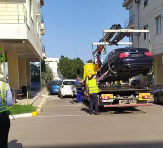 Doi turişti au demontat plăcuţele de înmatriculare ale maşinilor pentru a nu plăti parcarea în Mamaia / Ei au fost amendaţi cu câte 500 de lei de către Poliţia Locală, iar una dintre maşini a fost ridicată 