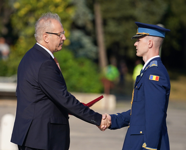 Dîncu, la festivitatea de absolvire a Academiei Tehnice Militare „Ferdinand I”: Sunteţi generaţia simbolică pentru că aveţi numele unui proiect de ţară, cel mai important proiect de ţară din secolul trecut