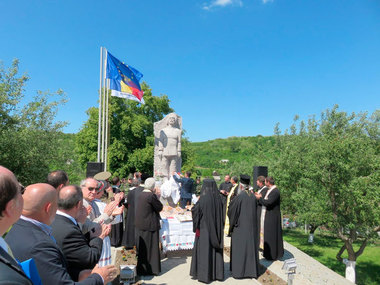 Bistriţa-Năsăud: Ministrul Agriculturii promite, după o vizită la Monumentul Ţăranului Român, că va da bani din salariul său pentru a tipări cărţi pentru popularizarea monumentului 