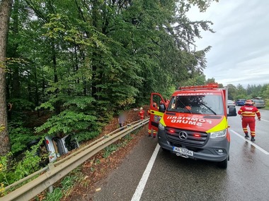 Suceava: Intervenţii ale pompierilor militari şi civili pentru a îndepărta efectele furtunii / Stâlpi de telefonie şi copaci, căzuţi pe carosabil / Curţi, subsoluri şi gospodării, inundate 