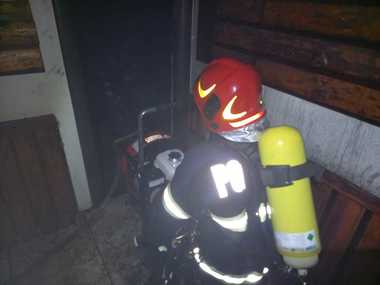 UPDATE - Incendiu la o pensiune din Vâlcea unde erau cazaţi copii/ 20 de persoane blocate pe balcoane, salvate/ 16 copii şi un adult, transportaţi la spital/ Alţi cinci copii au avut nevoie de oxigen în urma intoxicării cu monoxid de carbon - FOTO, VIDEO