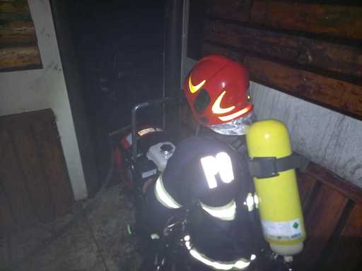 UPDATE - Incendiu la o pensiune din Vâlcea unde erau cazaţi copii/ 20 de persoane blocate pe balcoane, salvate/ 16 copii şi un adult, transportaţi la spital/ Alţi cinci copii au avut nevoie de oxigen în urma intoxicării cu monoxid de carbon - FOTO, VIDEO