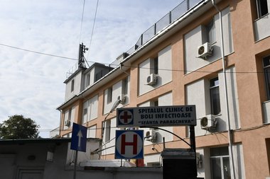 Au crescut timpii de aşteptare pentru cei care ajung la centrul de evaluare din cadrul Spitalului de Boli Infecţioase din Iaşi, din cauza adresabilităţii mari / 93 de pacienţi sunt internaţi cu COVID în spital 
