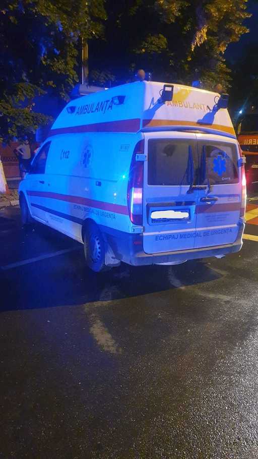 Buzău: Ambulanţă implicată într-un accident rutier / O asistentă medicală şi încă o persoană au fost rănite