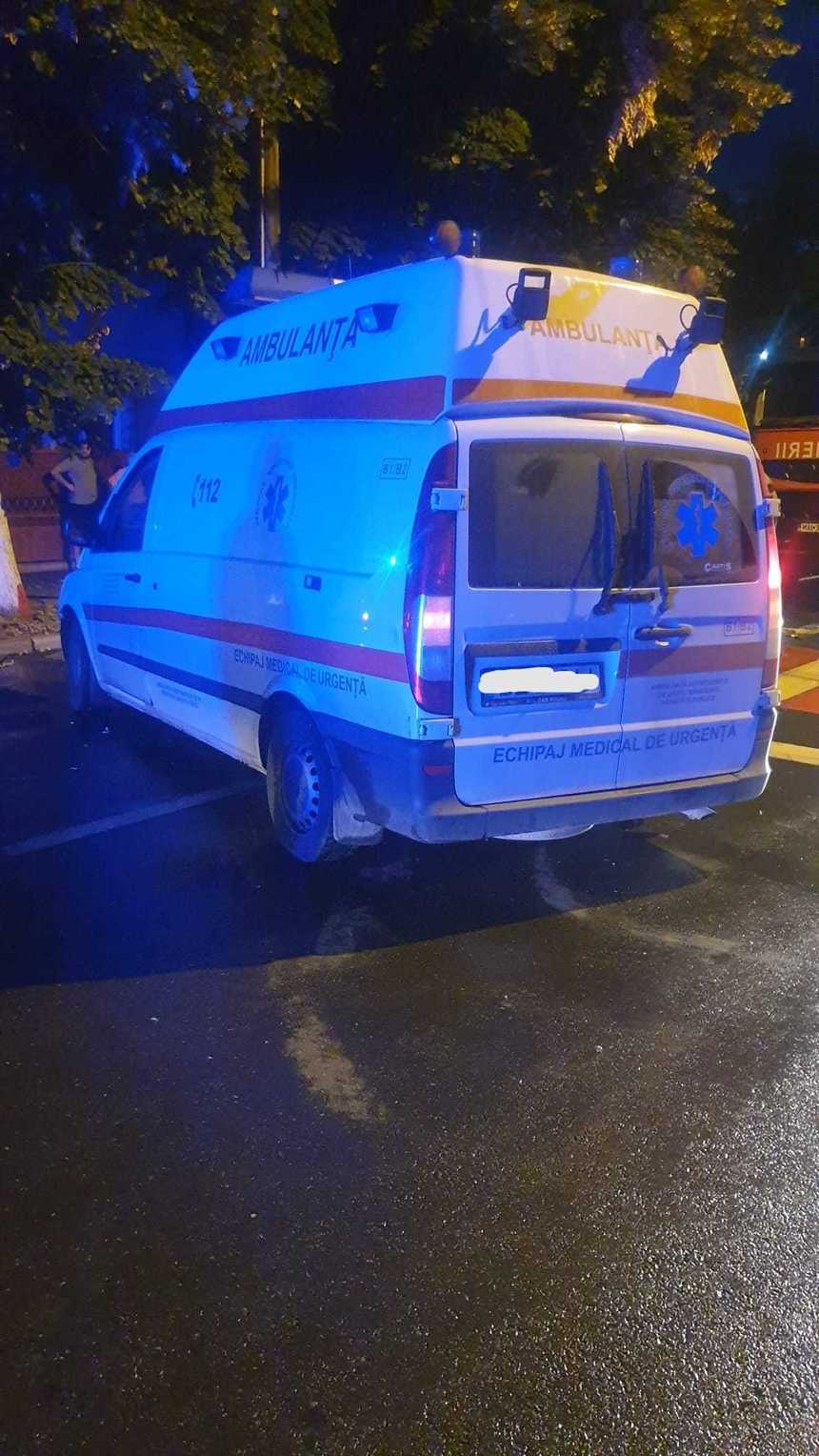 Buzău: Ambulanţă implicată într-un accident rutier / O asistentă medicală şi încă o persoană au fost rănite