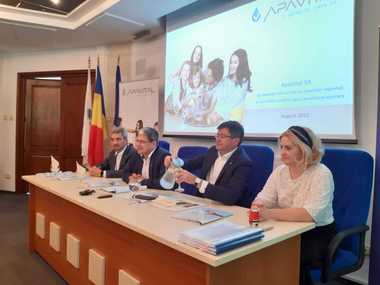 Marcel Boloş afirmă că doar o treime dintre comune sunt branşate la reţeaua publică de apă: Oamenii au fost învăţaţi cu gratuitatea. Apa vine de la izvor, ştiţi cum este la ţară, pentru ea nu trebuie să plătim