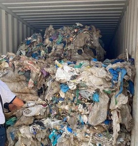 Firmă din Râmnicu Vâlcea, amendată de Garda de Mediu Constanţa cu 90.000 de lei pentru că a încercat să exporte trei containere de deşeuri, fără respectarea prevederilor legale