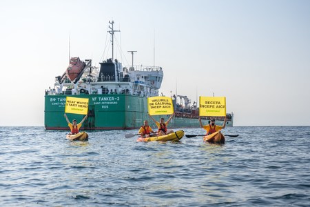 Protest al activiştilor Greenpeace în largul Mării Negre, în faţa unui petrolier rusesc. Organizaţia strânge semnături pentru un act legislativ la nivel european care să interzică publicitatea pentru combustibilii fosili - VIDEO
