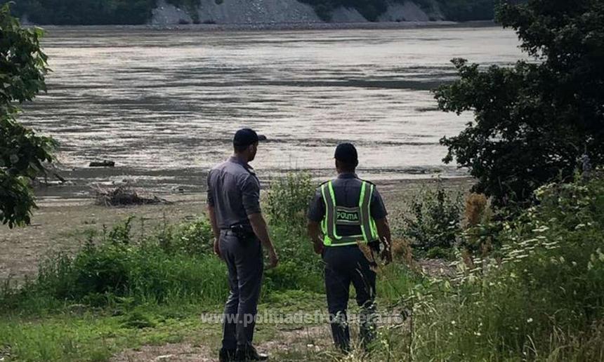 Caraş-Severin: Intervenţie a poliţiştilor de frontieră, pentru salvarea unei bărci aflată în derivă