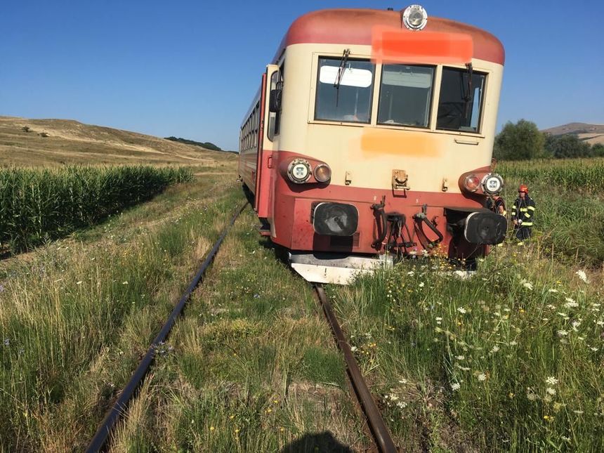 Mureş: Un tren Regio a deraiat după ce a lovit o vacă / În tren nu se aflau pasageri, ci doar conductorii acestuia care nu au avut nevoie de îngrijiri medicale