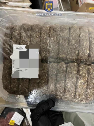 UPDATE ANPC a descoperit tone de carne şi alte produse expirate de trei ani în urma unor controale la Costineşti / 43 de persoane au fost duse la audieri - VIDEO
