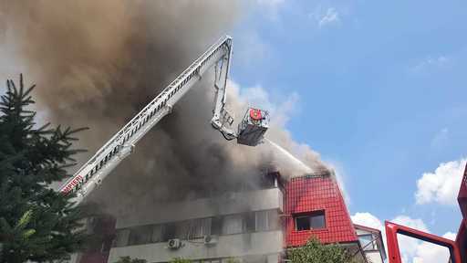 Un incendiu a izbucnit duminică la mansarda unui bloc din Popeşti Leordeni, cu degajare mare de fum la nivelul întregului acoperiş / Nu sunt persoane rănite