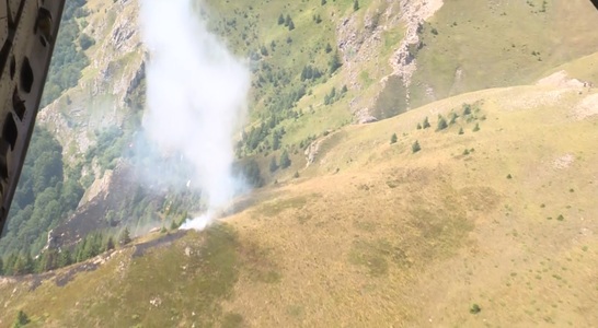 MApN: Două aeronave C-27J Spartan pentru stingerea incendiilor au intervenit, duminică, în zona montană Muntele Zănoaga Câinenilor, din judeţul Vâlcea - VIDEO