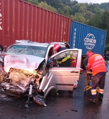 Caraş-Severin: 6 persoane, printre care 3 copii, implicate într-un accident rutier între un TIR şi un microbuz / A intervenit descarcerarea