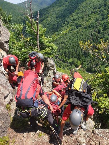 Argeş: Salvamontiştii intervin în zona lacului Călţun pentru recuperarea a doi tineri / O persoană a suferit o entorsă, iar cealaltă este epuizată